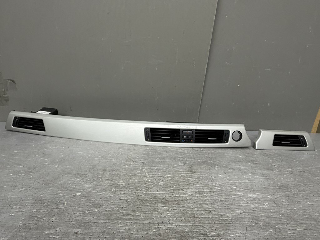 BMW 323i Mスポーツ パッケージ セダン 右H(E90 VB23) 純正 ダッシュボードパネル ダッシュパネル 右エアコン吹出口 3シリーズ p058482