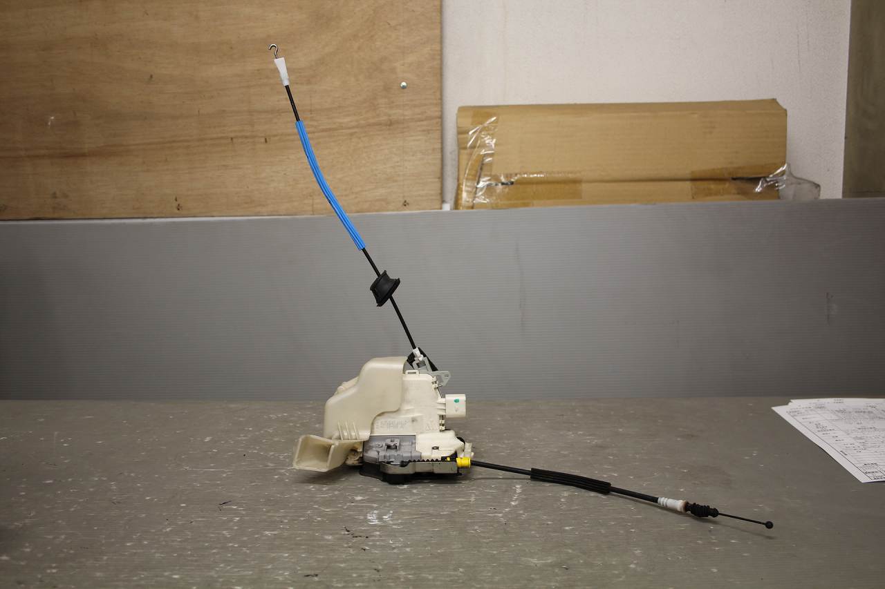 アウディ A4 アバント 右H(8KCDNF 8K) 純正 破損無 動作保証 右 フロント ドアロック アクチュエーター 右前 8J2.837.016.C p049651 中古20241030