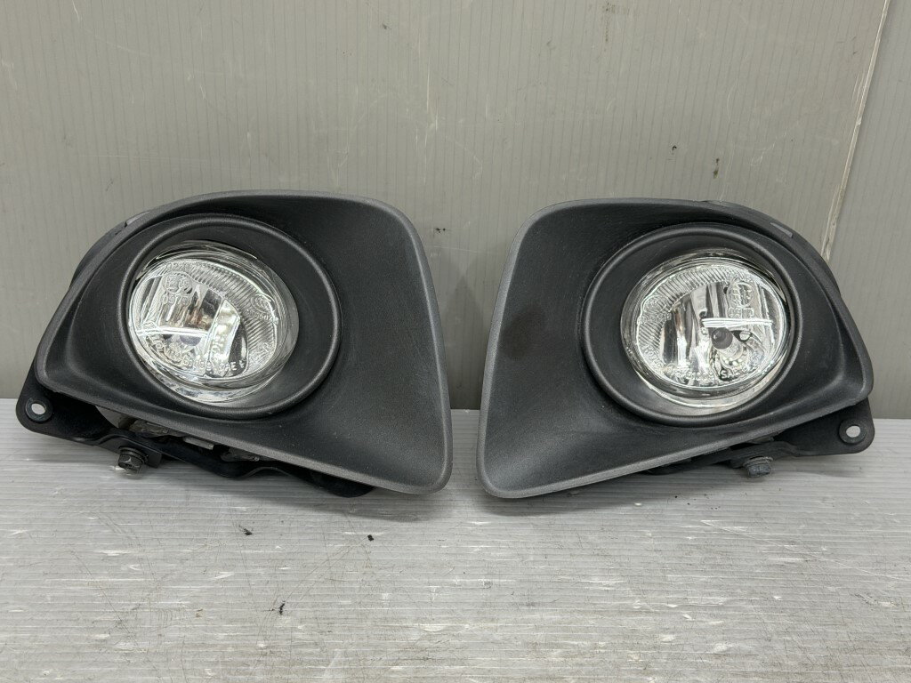 マツダ デミオ 13C-V(DE3FS) 純正 コイト 破損無 動作保証 フォグランプ 左右セット ベゼル付 114-61009 p058626 中古20251018