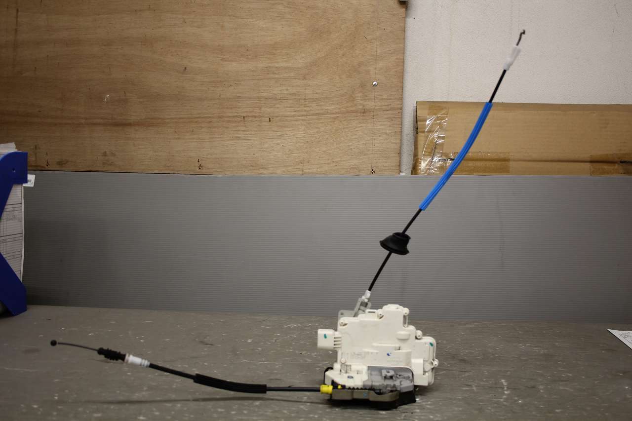 アウディ A4 純正 INTIER 破損無 動作保証 フロント 左 ドアロック アクチュエーター 左前 8J2.837.015.A p049728 中古20241102