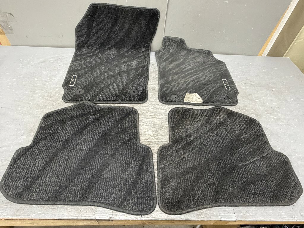 アウディ A1 5ドア TFSI 右H(8X) 純正 破損無 フロアマット 1台分 p058754 中古20251025