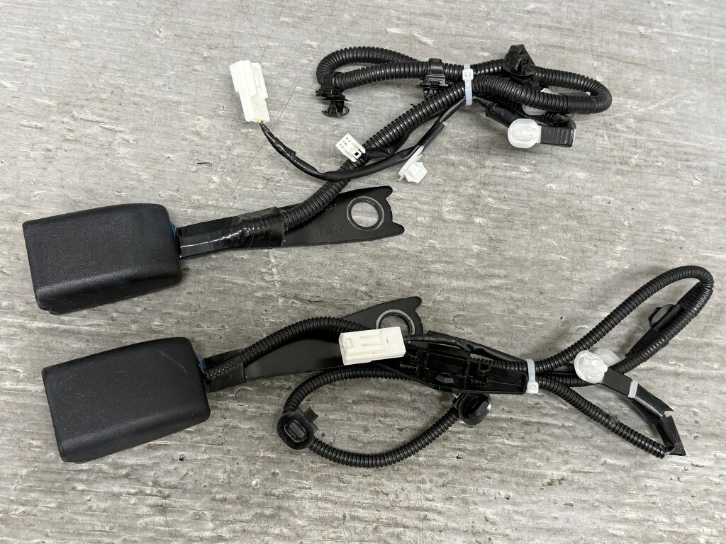 ヴィッツ F シエル 前期(NSP130) 純正 フロント シートベルト キャッチ 左右セット 前席 右 左 13909HG 破損無 動作保証 p058856 中古20251028