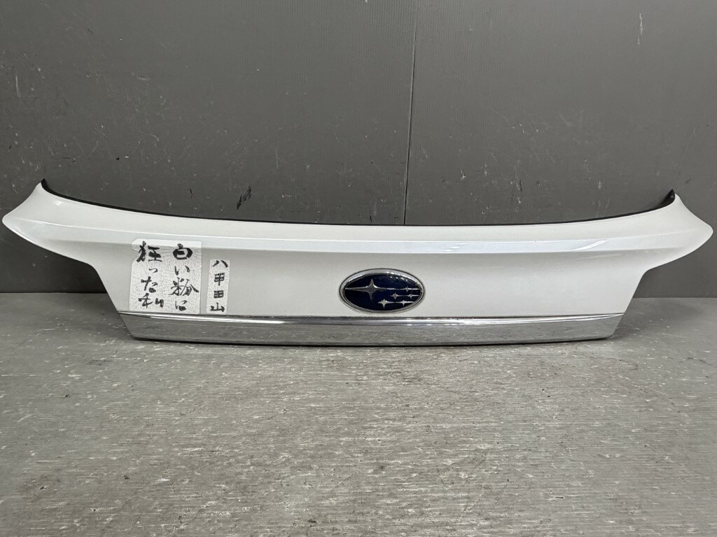 レガシィ アウトバック 2.5i Lパッケージ B型 中期(BR9) 純正 リアガーニッシュ リアハッチパネル 37J Subaru スバル p059027 中古20251106
