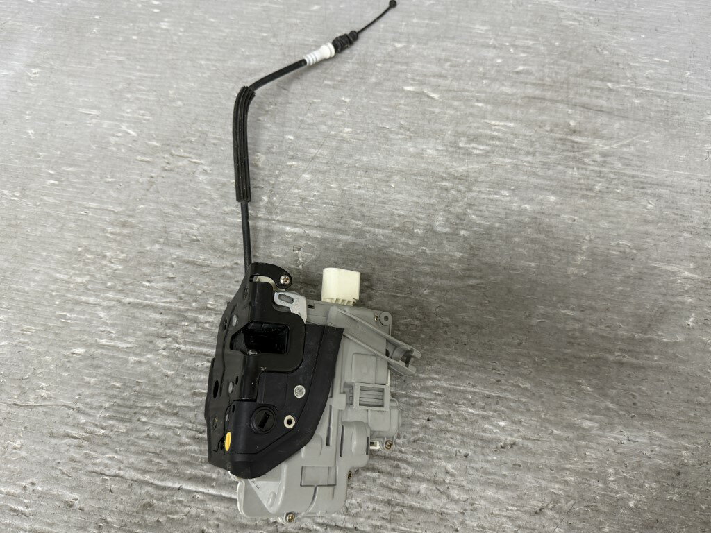 アウディ A4 アバント 右H 前期(8KCDH B8) 純正 右後 ドアロックアクチュエーター 破損無 動作保証 右 リア Audi p059049 中古20251106