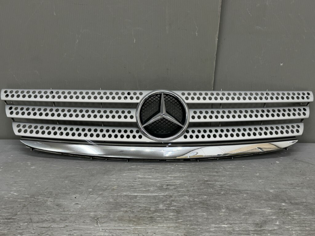 メルセデス ベンツ A200 ターボ(W169 169034) 純正 フロントグリル Mercedes Benz ラジエーターグリル p059121 中古20251110