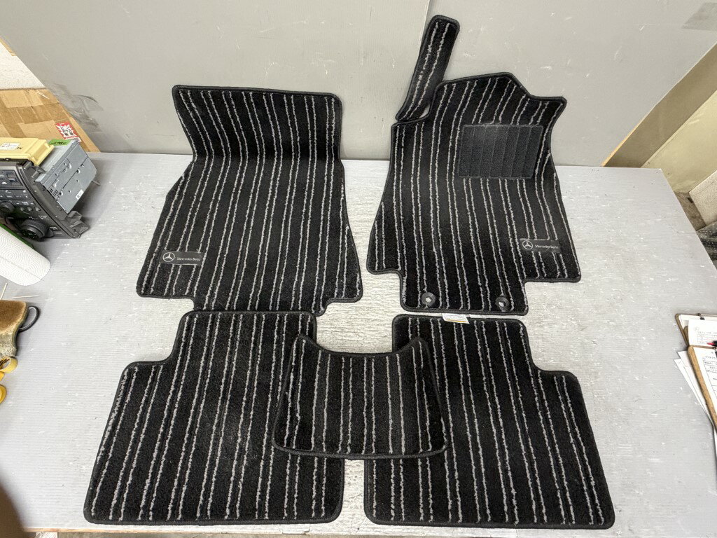 メルセデス ベンツ A200 ターボ(W169 169034) 純正 破損無 フロアマット 1台分 Mercedes Benz p059122 中古20251110