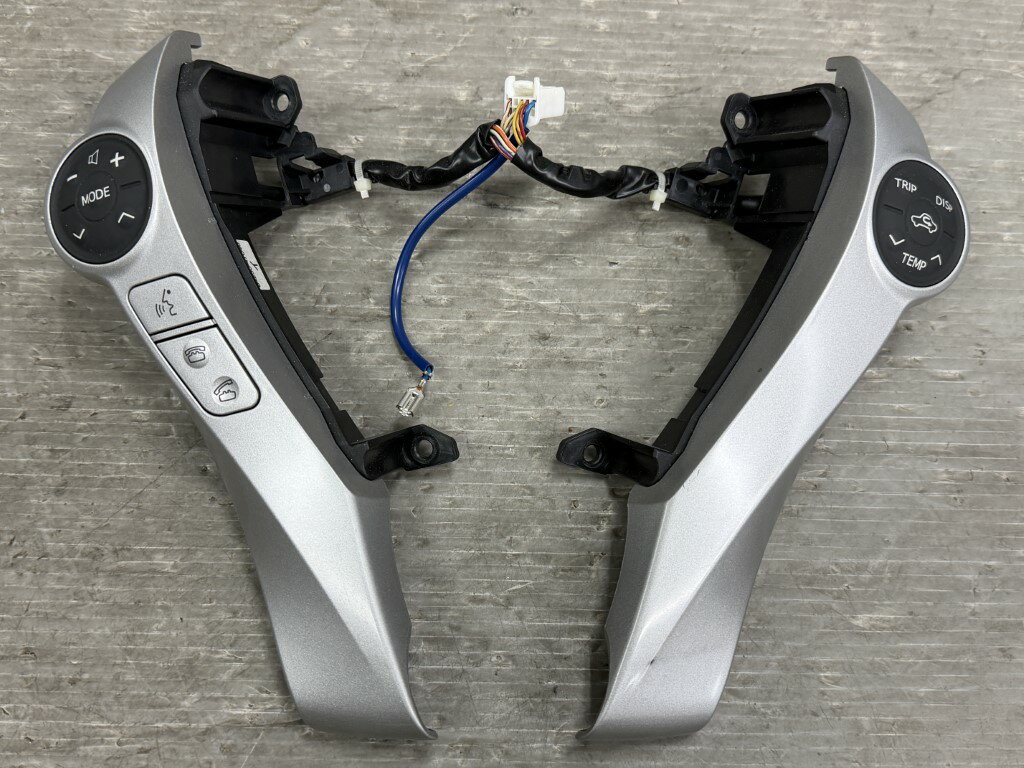 プリウス S 前期(ZVW30) 純正 破損無 動作保証 ステアリングスイッチ ハンズフリースイッチ付 ハンドルスイッチ p059173 中古20251113