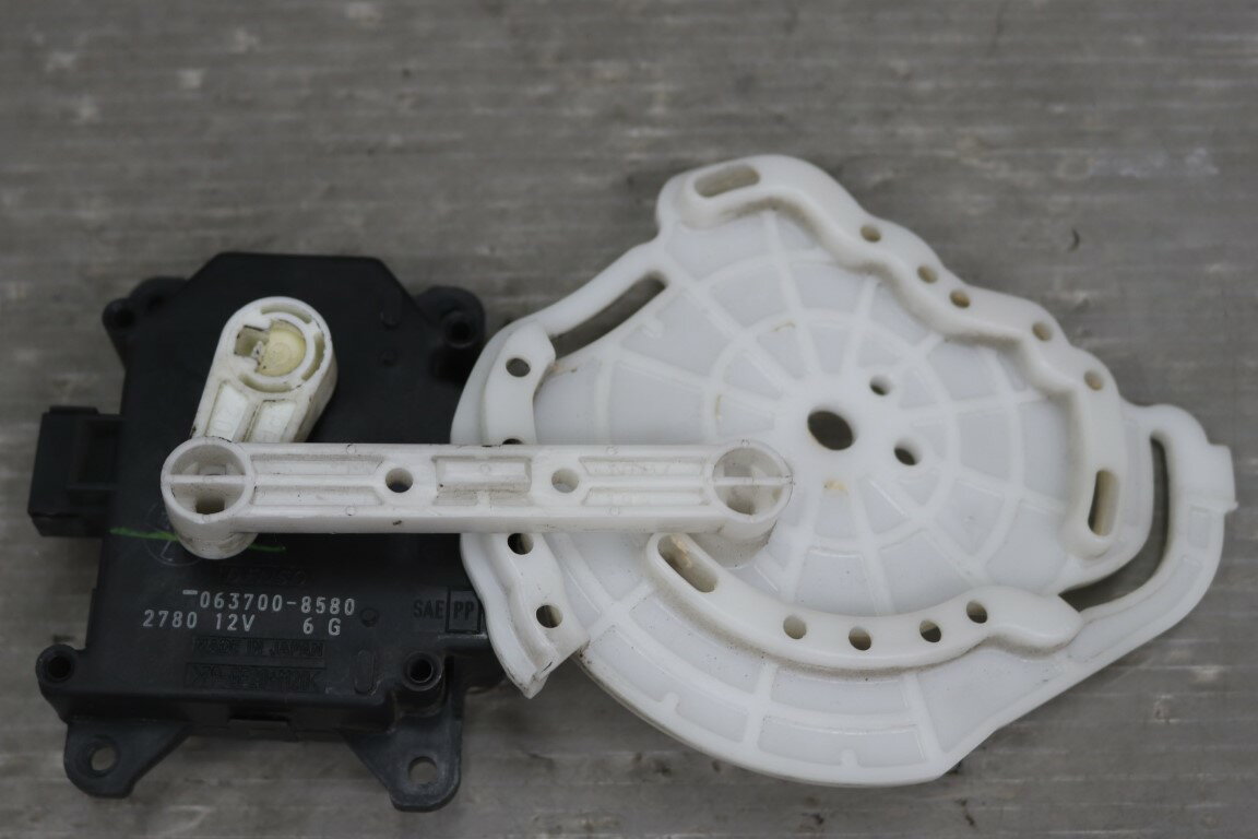 アルファード V 2.4 AX Lエディション 4WD 後期(ANH15) 純正 デンソー 破損無 オートエアコン 切替 フラップサーボモーター フロント 063700-8580 p059152 中古20251113
