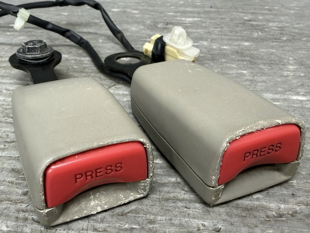 エブリィ ワゴン PZターボ 5型(DA64W EWCD-A5) 純正 破損無 動作保証 フロント シートベルト キャッチ 左右セット バックル 右 左 p059214 中古20251114