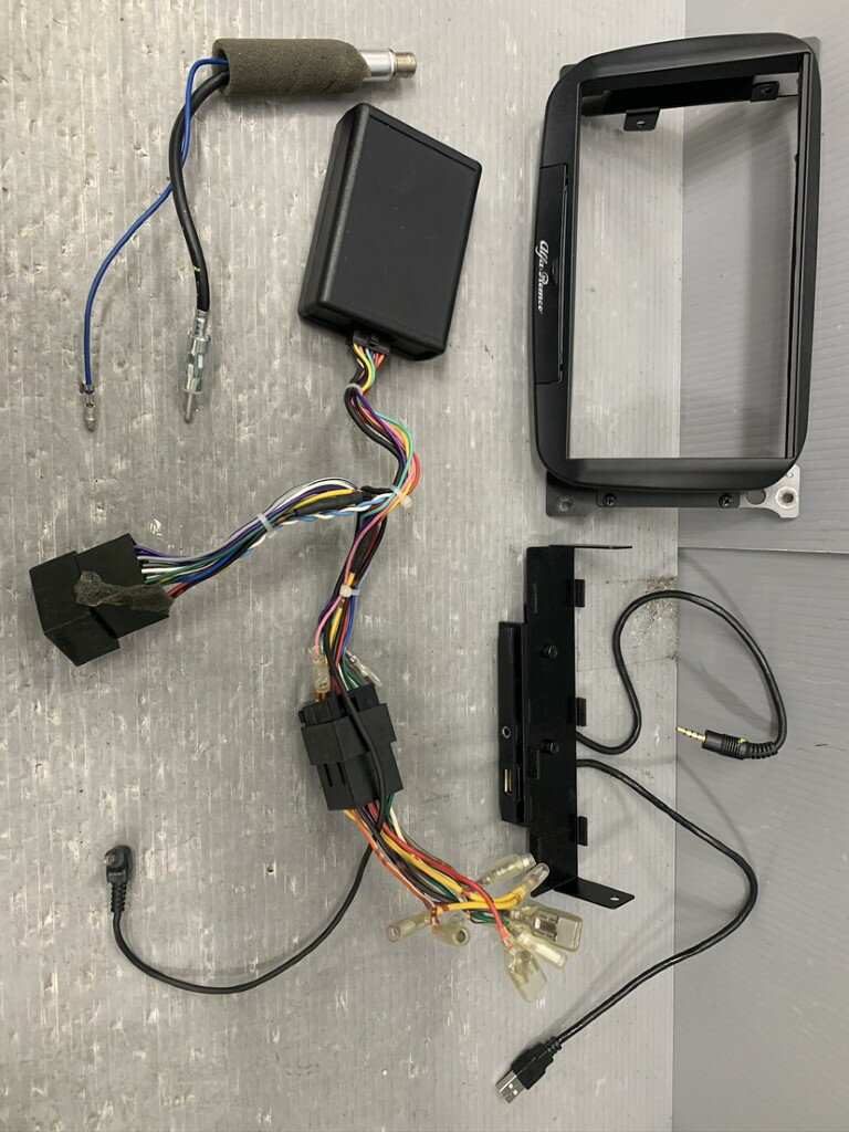 アルファロメオ ジュリエッタ 右H スプリントジュニア(940141) 破損無 動作保証 ナビベゼル ナビパネル パイオニア用CANBUSインターフェイス p059373 中古20251121