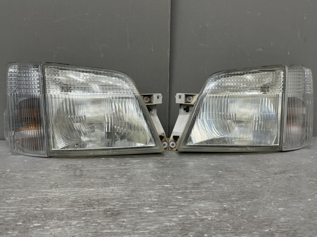 日産 キャラバン(OGE25 E25) ハロゲン ヘッドライト コーナーランプ 左右 右 左 ヘッドランプ ウィンカ..