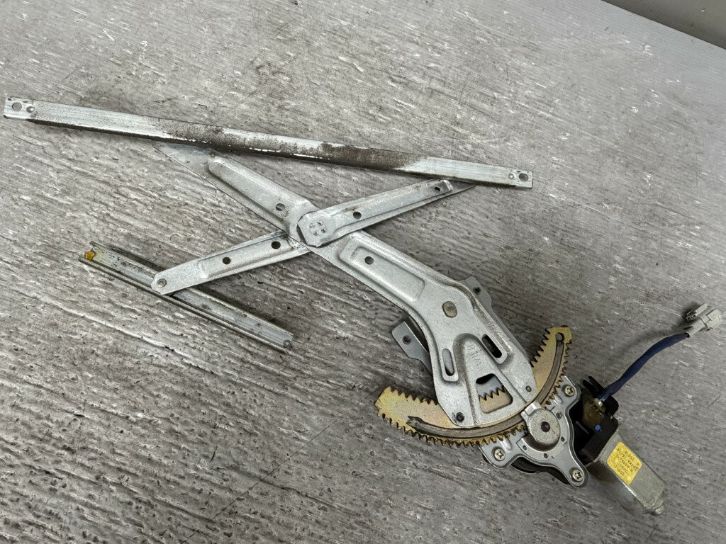 日産 キャラバン マイクロバス仕様(OGE25 E25) 純正 左前 パワーウィンドウレギュレーター モーター付 ..