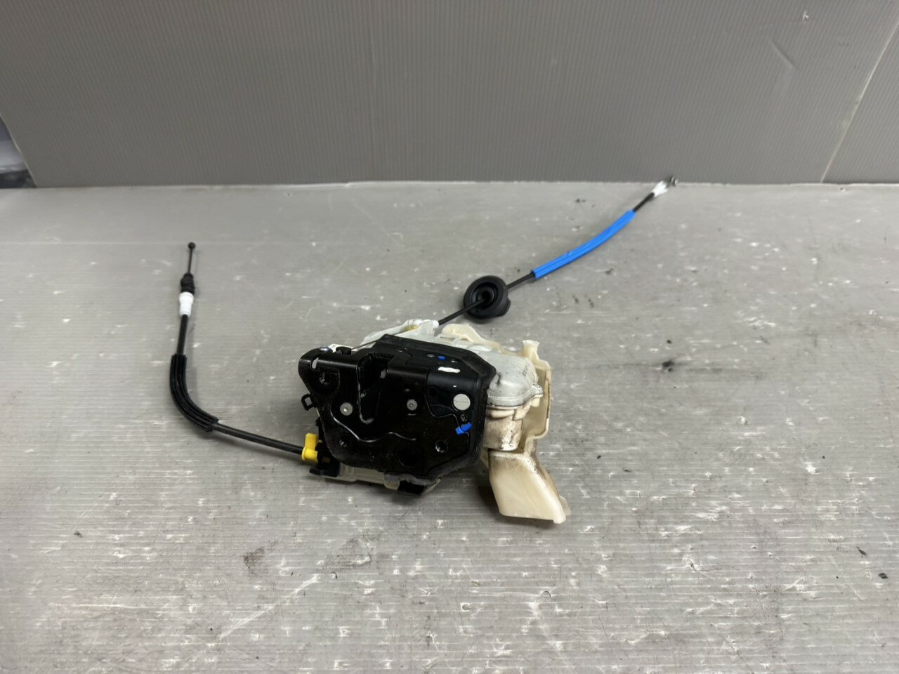 アウディ A4 アバント 2.0 TFS クワトロ(8KCDNF 8K) 純正 破損無 動作保証 右前 ドアロックアクチュエーター 右フロント p050875 中古20241205