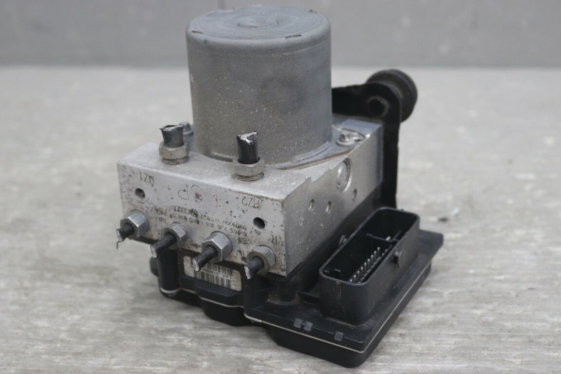 アウディ A5 スポーツバック 2.0 TSFI クワトロ 右H(8TCDNL 8T) 純正 破損無 ABSアクチュエーター 8K0 907 379 CA p059597 中古20251203