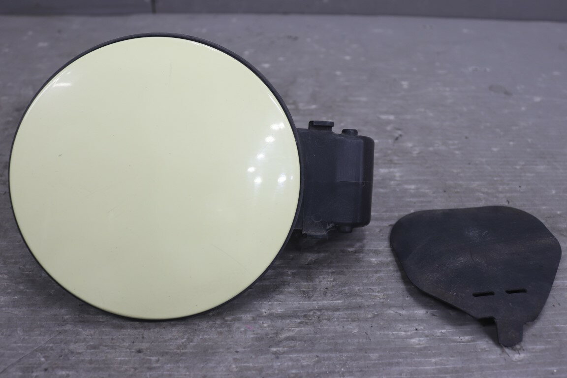 VW ニュービートル 1.6 右H 後期(9C 9CBFS) 純正 フェーエルリッド イエロー系 フェエルリッド 給油口のフタ 黄色系 p059808