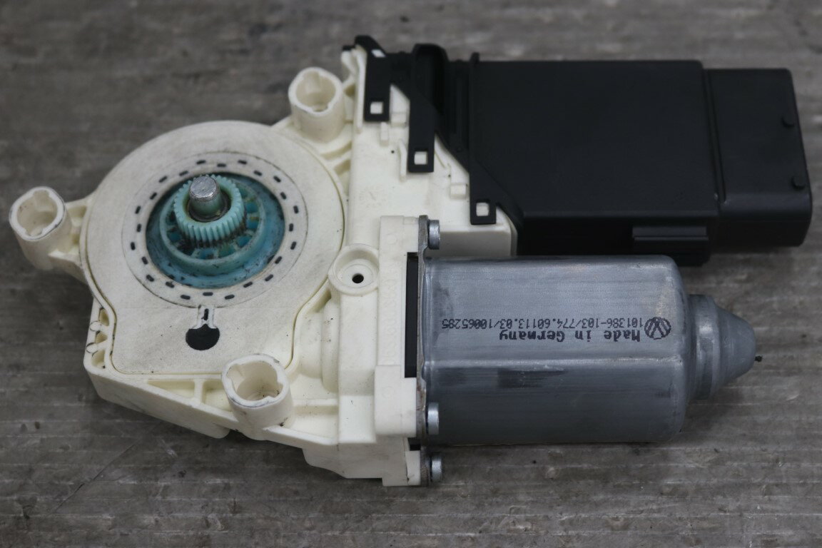 VW ニュービートル 1.6 右H 後期(9C 9CBFS) 純正 破損無 左 レギュレーターモーター p059840 中古20251212