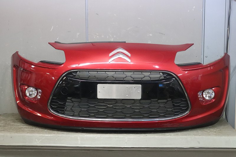シトロエン C3 5ドア (A55F01) 純正 フロントバンパー フォグランプ付 赤 レッド 9685359677 p042735 中古20240126