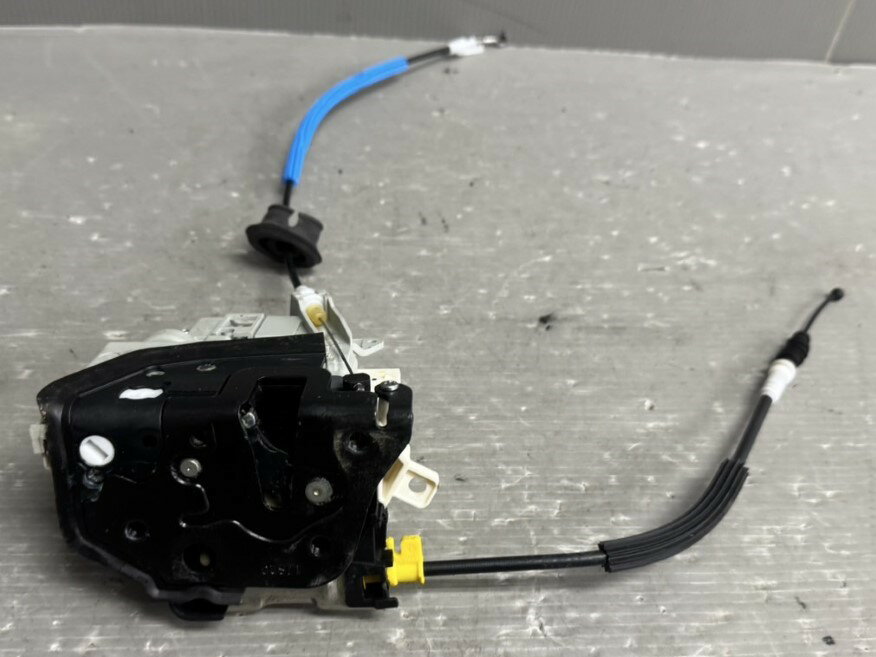 アウディ A4 アバント 2.0 S line TFSI 右H(8KCDNF 8K) 純正 破損無 動作保証 左 フロント ドアロックアクチュエーター 左前 p051323 中古20241219