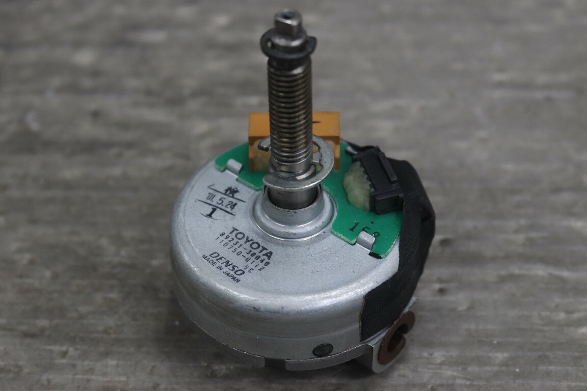 クラウン エステート ロイヤルサルーン 前期(JZS175) 純正 デンソー チルトモーター 電動モーター ステアリングコラム 89231-30040 p060035 中古20251222 2