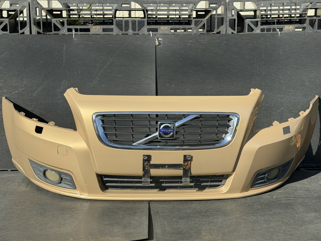 ボルボ V50（後期型）純正フロントバンパー MB4204S（ホワイト色） ボルボ（VOLVO） 2007-2012 V50 後期 Rデザイン フロント バンパー