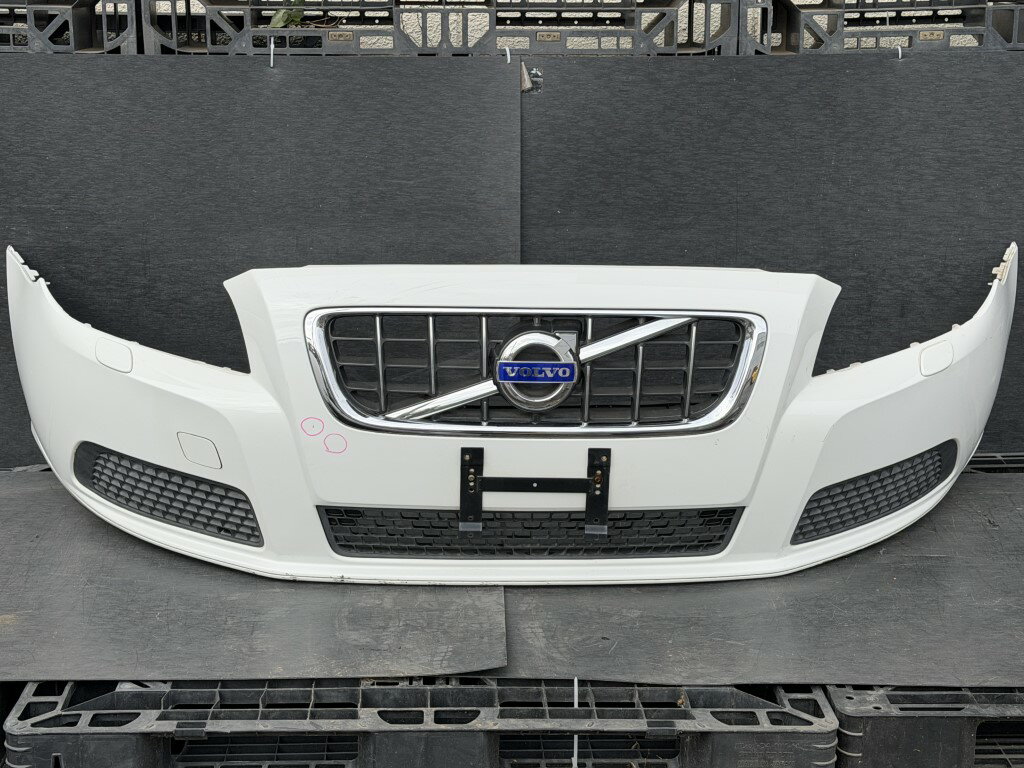 ボルボ V70(BB4164TW) 純正 破損無 フロントバンパー グリル付 ホワイト系 白系 Fバンパー p060179 中古20251229