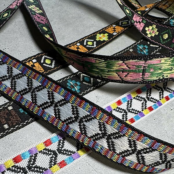 1.4cmから1.8cm ネイティブ柄 刺繍テープ オルテガ柄 チロリアンテープ 幅1.4cm〜1.8cm 幾何学模様 手芸用 リボン ブレード ハンドメイド バッグ ストラップ 犬首輪 カチューシャ アクセサリーパーツ 営業日即日発送【ワールデザインmakiras】 makiras-10001691 makiras サンプル画像2