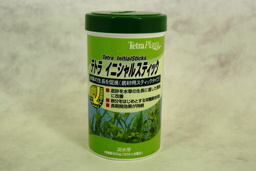 【商品名】テトラ　イニシャルスティック（Tetra InitialSticks）300g 【商品説明】水草の生育を長期にわたって促進させるスティックタイプの底砂用添加剤です。 ◆イニシャルスティックここが売り！◆・底砂を水草の育成に適した環境に改善。・鉄分をはじめとする水草に必要な栄養素を長期的に供給します。・水槽内で過剰になりがちな、硝酸塩やリン酸塩は含まれていません。【使用法】・水槽設置時、水1Lに対してやく1gの割合で底砂に混ぜいれます。付属フタすり切り1杯が約40gとなります。　　例：60L水槽の場合フタ1杯と1/2杯・セット後2〜3週間経過しましたら　テトラ社フローラプライド、クリプトなど併用していただきますとより効果的です。・基本的には1年に1回、規定量を追加してください。　 ◆オススメ関連商品◆水草用　液体栄養添加剤★テトラ　フローラプライド　500ml　 淡水用&nbsp;ジクラ　ウォーター　水草用　250ml&nbsp;水草の栄養★テトラ　クリプト　10錠入 淡水用&nbsp;速効性栄養液★フミヤファーム　ウォーターマジック　N type 200ml熱帯魚と水草の水つくりに！エーハイム・4in1　500ml 淡水専用 人気水質調整剤ジクラ　ウォーター　熱帯魚・水草用　500ml&nbsp; &nbsp; ◆必ずお読み下さい◆ 【送料に関して】 送料に関しては、こちらをクリックしてご確認お願いたします。 【注意点】【注意点】 ・観賞魚以外の使用はしないで下さい。 　目や口に入れないで下さい。 　使用後飼育生体に対し、一切の間接的損害については保障致しません。 ・使用後（開封後）の返品はできません。 　商品に不具合がある場合以外の返品に掛かる送料はお客様ご負担となります。 　規格サイズや用途を確認してご購入下さい。 　なお一部商品は魚と同梱できず別途送料が発生するものもございます。　