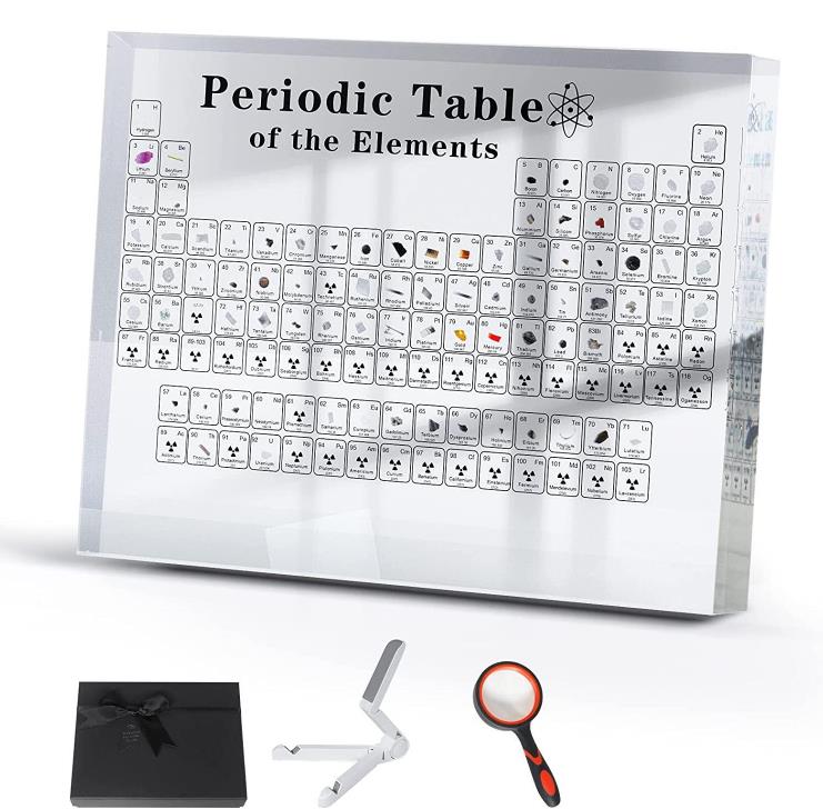 【実物実際の元素の周期表】勉強って、文字と写真だけで十分でしょうか。当品は印刷では無く、83種類元素の実物が埋め込まれた本物元素商品です。少量ながらも各元素のサンプルが入っている珍しい物です。右側面から気泡などのものは貴ガス状の物質も埋め込まれ、立体的に見えます。 【シンプル、美しさにこだわった元素表】アクリルは世界でも広く普及している信頼できる合成樹脂素材の1つで、光線透過率93%はガラスを凌ぎます。高級感を醸し出していて、手にとって見ていただければ、その美しさをひと目で感じられるはずです。 【元素記号などの情報が見やすい】実物がはっきりだけでなく、原子番号、元素記号、元素名、原子量も周期表の通りに記載されています。文字を大きく見たい時には拡大鏡により大きく見ることも出来ます。元素世界ありのままの様子に詳しくなって、めちゃくちゃ楽しく化学が学べます。 【安全性＆耐久性に優れ】アクリルの良さは、割れにくい、耐食性（サビにくさ）、腐らないというプラスチックがもつ特性を持っております。中の元素実物は放射線性物質を取り除いていて、単体で不安定な元素は化合物にして封入されます。 【持って、贈って！喜ばれる】見ているだけでもとても良い気持ち、持った瞬間の重さと厚みが手に馴染んで持った感覚もいい感じ。大学生、高校生、中学生などの学生さんから、理系の専門職、科学や化学に興味のある人への素晴らしい贈り物です。部屋、オフィス、オフィスなどに適した一種の装飾です。