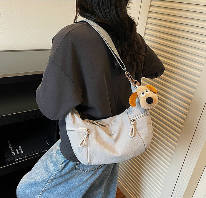 Rakuten - ナイロン ショルダーバッグ レディース 斜めがけ 軽い 軽量 肩掛け バッグ 太ベルト 横型 クロワッサン型 ナイロンバッグ 軽い 通勤 ファスナー付き シンプル バッグ 鞄 かわいい 通学 春夏 カジュアル 無地 収納 ピンク オフホワイト カーキグリーン ブラック