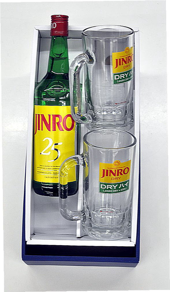 韓国焼酎の銘柄：眞露 ジンロ JINRO　20度＆　専用特製ハイボールジョッキ　500ml ×2個詰め合わせたセットです。 セットには炭酸が入っていないため、レモン・炭酸やサイダーなどを別途御買い求めて、ご家庭でハイボールが楽しめるギフトです。 甲類焼酎 20度 眞露 ジンロ JINRO :主原料は、米と麦。これらを、限りなく不純物を取り除く「スーパーアロスパス製法(5回連続で蒸留)」で蒸留後、 韓国馬山の地下深水をブレンド。だからスッキリ、ピュアな味わい! JINROはスッキリ・ピュアな味わい。どんな料理にもよく合い、様々な飲み方が楽しめ、仲間が集うシーンにピッタリのお酒です。 ハイボールジョッキ 　サイズ　幅11.2×奥8.2×高16.8cm、容量（約）：380ml 重量：0.75kg　素材ソーダガラス 生産国日本 商品の説明 お家で居酒屋の雰囲気が楽しめる♪家飲みが盛り上がるロゴ入りジョッキ。 居酒屋でしか手にする事のできないジョッキで「家飲み」を楽しめるジョッキです。【特長】・ニッカ「ブラックニッカ」ロゴ入ジョッキ。・350ml缶がすっぽり入るサイズ。【使用方法】 。・商品の色は、ご使用のモニターによっては実際の色と異なって見える場合がございますので、 ご了承ください。・この製品は耐熱ガラスではありません。急熱・急冷は避けてください。・電子レンジ、オーブンなどでは使用しないでください。・タンブラーの内面を洗う際には、十分ご注意ください。・内側から力を入れてひねり洗いをしますと、破損し、思わぬケガをすることがあります。・傷がつくと破損しやすくなります。傷のついたタンブラーの使用は避けてください。・研磨剤入りのスポンジ、金属たわし、クレンザー等を使用しないでください。 ・ナイフ、フォーク、スプーン等をタンブラーの中に入れないでください。 ※　こちらの商品は、店頭売りも兼ねており,在庫が無い（足りない）場合もあります。在庫がある場合は最短発送、またはご指定日時にお届けさせて頂きます。在庫が無い場合は3営業日から7営業日を目安にお届けさせて頂きます。その他の事情も含め,お届けが遅れる場合は、別途メールにてご連絡申し上げます。