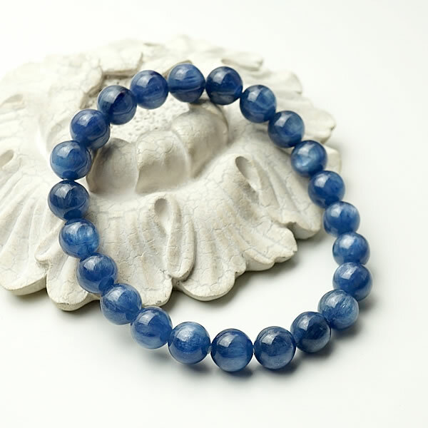 商品情報天然石カイヤナイト　約8mmサイズ内周：約16.0cm【サイズ調整可能・プルダウンからお選びください】※サイズは玉の増減で調整します為、多少の誤差が生じることがございます。素材伸縮性のある繊維質のオペロンゴムを玉サイズに合わせて2重〜4重で使用しています。ゴムは消耗品です。着用したままの入浴等は劣化原因となりますのでお控えください。付属品ポーチ天然石製品について天然石製品の特徴として天然由来の傷やくぼみ、内包物やクラック等が含まれることがあります。天然由来のイメージ違い等による返品・交換は出来かねますことをご了承ください。備考できる限り実際の商品の色合いに近づけておりますが、モニター環境の発色の具合により色合いが多少異なることがございます。【一点物】カイヤナイトAAAAA ブラジル産 ブレスレット 8mm 天然石 パワーストーン 藍晶石 カイヤナイト 天然石ブレスレット パワーストーンブレスレット アクセサリー ジュエリー メンズ レディース ギフトラッピング無料 ブラジル産のカイヤナイトのブレスレットです。藍色の地色に輝くシラー光沢が美しいお品です。カイヤナイトは過去の呪縛や凝り固まった意識を変化させる力を持つとされる天然石です。持つ人の潜在能力を引き出して新たな自分を開拓する手助けをしてくれるといわれます。新しい自分に進化しようとする人に、新たな一歩を踏み出す手助けをしてくれるでしょう。過去に受けたトラウマのせいで、屈折してしまった思考をクリアにし、心を癒します。意志を強める力があるとされる為、他人の意見に左右されやすい人や優柔不断な人にもお薦めです。 2