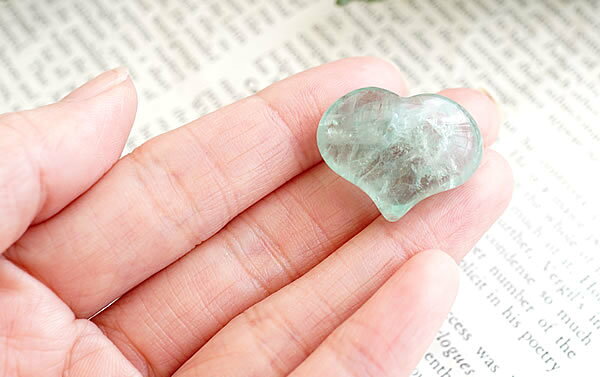 フローライト グリーン ぷっくりハート 置き石 飾り石 ハートの置物 天然石 パワーストーン プレゼント フルオライト 蛍石 レインボーフローライト 癒やしの石 インテリア