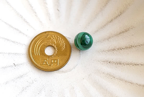 マラカイト 丸玉 スフィア 10mm 穴なし ビーズ 置き石 飾り石 インテリア 天然石 パワーストーン 孔雀石 魔除け 厄除け お守り