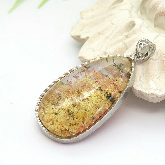 商品情報 天然石 ガーデンクォーツ素材 シルバー925サイズ 約38×22×12mm （バチカン含まず）約16g付属品 ネックレスチェーン、ポーチ天然石製品について 天然石製品の特徴として天然由来の傷やくぼみ、内包物やクラック等が含まれることがあります。多少の天然由来のイメージ違い等による返品・交換は出来かねますことをご了承ください。備考 できる限り実際の商品の色合いに近づけておりますが、モニター環境の発色の具合により色合いが多少異なることがございます。【一点物】ガーデンクォーツAAAA 庭園水晶 苔入り水晶 ガーデン水晶 ペンダント ネックレス 天然石 パワーストーン 送料無料 チェーン付き ガーデンクォーツ 庭園水晶 ガーデン水晶 ペンダント ネックレス 天然石 パワーストーン シルバー925 アクセサリー ジュエリー ステンレスチェーン ブラジル産のガーデンクォーツのペンダントです。紅葉を思わせるカラフルな内包物が大変美しいお品です。ガーデンクォーツは透明な水晶に様々な鉱物が内包され、独特の景色を映し出す神秘的な水晶です。山や草原、森を想像させる見た目から、「庭園水晶」や「苔入り水晶」などと呼ばれることもあります。とても高いヒーリング効果を持つことで知られ、肉体と心に働きかけ、安らぎを与えてくれると言われています。また「商売繁盛」「財運」「事業運」の石として多くの事業家にとても好まれる石でもあります。企画力や想像力などクリエイティブな能力を高め、事業の成功と発展をサポートするといわれます。※こちらの商品は一点物です。画像は現物を撮影しております。 2