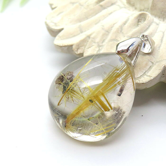 商品情報 天然石 ルチルクォーツ素材 シルバー925サイズ 約27×24×14mm （バチカン含まず）約13g付属品 ネックレスチェーン、ポーチ天然石製品について 天然石製品の特徴として天然由来の傷やくぼみ、内包物やクラック等が含まれることがあります。多少の天然由来のイメージ違い等による返品・交換は出来かねますことをご了承ください。備考 できる限り実際の商品の色合いに近づけておりますが、モニター環境の発色の具合により色合いが多少異なることがございます。【一点物】ルチルクォーツAAAA ペンダント ネックレス SV925 天然石 パワーストーン 針入り水晶 金針水晶 ゴールドルチル チェーン付き 送料無料 ルチルクォーツ ペンダント ネックレス 天然石 パワーストーン シルバー925 アクセサリー ジュエリー ステンレスチェーン ギフトラッピング無料 金運の石としてお馴染みのルチルクォーツを使用したペンダントです。ルチルクォーツは和名で「針入り水晶」や「金針水晶」と呼ばれ、水晶に針状の結晶が内包された天然石です。ルチルクォーツは非常に強い活性エネルギーを持ち、金運や財運、仕事運を上げる最高のお守りとして知られています。古くから風水の本場、中国華僑では子孫繁栄を願うお守りとしても愛されてきました。勝負ごとにも強いパワーを発揮し、仲間やチャンスを呼び寄せ、目標を達成するパワーを与えるとされることから仕事運や勉強運の向上に良いとされています。身に着けると集中力や直感力、物事への洞察力が高まるとされ、自信と決断力を与えて、幸運と成功をもたらしてくれると言われています。ビジネスの大事な商談や試験の時などにもおすすめです。またポジティブな陽のエネルギーであふれるルチルクォーツは開運を呼ぶ石としても有名です。元気や活力が欲しい時や輝く人生が送りたい方に最適です。※こちらの商品は一点物です。画像は現物を撮影しております。 2