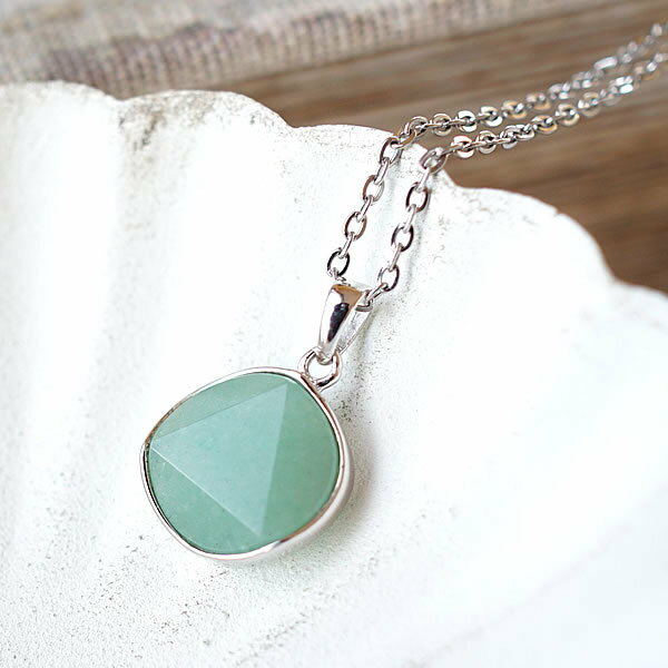 商品情報 天然石 アベンチュリン素材 シルバー925サイズ 約15×15×5mm（バチカン含まず）付属品 ネックレスチェーン、ポーチ天然石製品について 天然石製品の特徴として天然由来の傷やくぼみ、内包物やクラック等が含まれることがあります。天然石の為、入荷時期等により色合いやサイズに個体差が生じる場合がございます。天然由来のイメージ違い等による返品・交換は出来かねますことをご了承ください。備考 できる限り実際の商品の色合いに近づけておりますが、モニター環境の発色の具合により色合いが多少異なることがございます。アベンチュリン 六芒星 15mm ペンダント ネックレス SV925 天然石 パワーストーン ヘキサグラム ヘキサゴン 5月の誕生石 チェーン付き アベンチュリン ペンダント ネックレス 天然石 パワーストーン シルバー925 アクセサリー ステンレスチェーン ギフトラッピング無料 癒やしの石、アベンチュリンを使用したペンダントです。神秘の図形といわれる調和と完全体のシンボル、六芒星（ヘキサグラム）のデザインです。アベンチュリンはリラックスの石です。精神を落ち着かせ、ストレスを緩和します。心が混乱し、感情が乱れている時にこの石を持つと精神的なサポートを得られるでしょう。また身近な人への愛情が深まり、人を寛大に受け入れられる力があると言われるため家庭円満のお守りとして持つのもオススメです。子育て中のお母さんが身に着けると、育児のイライラが癒され、広い愛情で見守る気持ちが身につくと言われることから子育て奮闘中のお母さんへの贈り物にも喜ばれます。 2