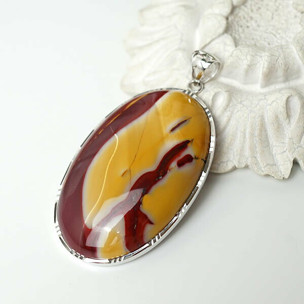 商品情報天然石モーカイト（ムーアカイト）素材シルバー925サイズ約57×37×11mm（バチカン含まず）約36g付属品ネックレスチェーン、ポーチ天然石製品について天然石製品の特徴として天然由来の傷やくぼみ、内包物やクラック等が含まれることがあります。多少の天然由来のイメージ違い等による返品・交換は出来かねますことをご了承ください。備考できる限り実際の商品の色合いに近づけておりますが、モニター環境の発色の具合により色合いが多少異なることがございます。【一点物】モーカイト ムーアカイト オーストラリア産 モッカイト ペンダント ネックレス SV925 天然石 パワーストーン 送料無料 チェーン付き ムーアカイト モーカイト ペンダント ネックレス 天然石 パワーストーン シルバー925 アクセサリー ステンレスチェーン ギフトラッピング無料 オーストラリア産のモーカイト（ムーアカイト）を使用したペンダントです。モーカイトは様々な鉱物の成分を含んだ多彩な色合いと絵画のような模様が特徴の天然石です。ひとつひとつ異なる天然ならではの模様がとても個性的なお品です。是非お気に入りを見つけてみてくださいね。モーカイトはかつてネイティブアメリカンたちが水脈を探すのに用いたという伝説がある大地や自然につながった天然石です。モーカイトはヒーリングに効果があり心身に作用し、精神を安定させりといわれます。不安や悩みなどのネガティブ思考を改善し、ポジティブ思考にしてくれるといわれています。感情的な人には冷静さや思慮深さを与え、物事に正しい選択をさせるサポートをしてくれるといわれます。※こちらの商品は一点物です。画像は現物を撮影しております。 2