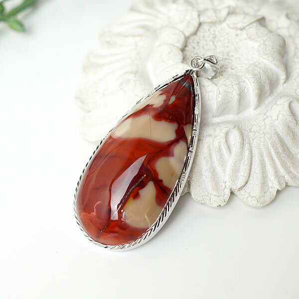 商品情報天然石モーカイト（ムーアカイト）素材シルバー925サイズ約56×28×11mm（バチカン含まず）約25g付属品ネックレスチェーン、ポーチ天然石製品について天然石製品の特徴として天然由来の傷やくぼみ、内包物やクラック等が含まれることが...