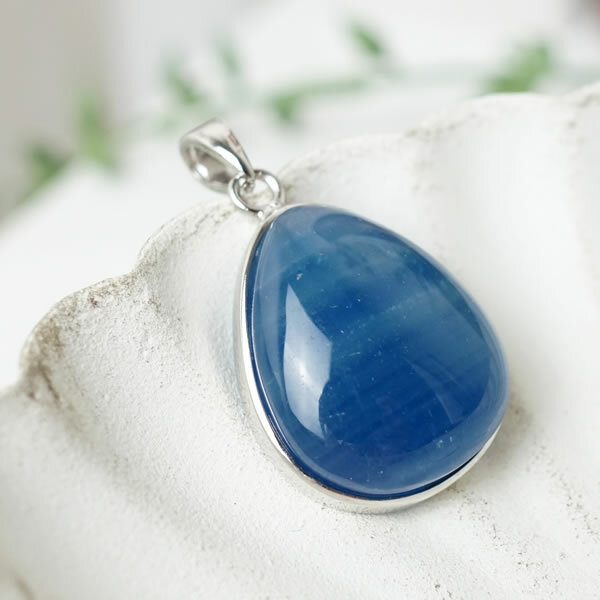 商品情報天然石ブルーカルサイト素材シルバー925サイズ約23×20×8mm （バチカン含まず）約7g付属品ネックレスチェーン、ポーチ天然石製品について天然石製品の特徴として天然由来の傷やくぼみ、内包物やクラック等が含まれることがあります。多少の天然由来のイメージ違い等による返品・交換は出来かねますことをご了承ください。備考できる限り実際の商品の色合いに近づけておりますが、モニター環境の発色の具合により色合いが多少異なることがございます。【一点物】ブルーカルサイト アルゼンチン産 ペンダント ネックレス SV925 天然石 パワーストーン カルサイト 青色方解石 チェーン付き カルサイト ブルーカルサイト ペンダント ネックレス 天然石 パワーストーン シルバー925 アクセサリー ジュエリー ステンレスチェーン ギフトラッピング無料 アルゼンチン産のブルーカルサイトを使用したペンダントです。カルサイト特有のストライプ模様が入り、濃い天然ブルーの色合いが特徴のお品です。カルサイトは愛を運んでくれる恋愛の石です。調和や絆をもたらすとされ、恋愛だけでなく人間関係にも良い天然石です。古くから「聖母マリアの慈愛を宿す石」といわれており、すべてを許す大きな母のような愛を与えてくれるといわれます。特にブルーカルサイトは不安定な感情を整えてくれると言われ、心に安らぎや落ち着きを取り戻してくれます。※こちらの商品は一点物です。画像は現物を撮影しています。 2