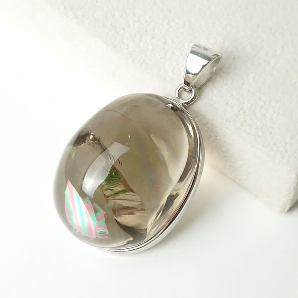 商品情報天然石アイリスクォーツ（レインボー水晶）素材シルバー925サイズ約28×22×18mm （バチカン含まず）約17g付属品ネックレスチェーン、ポーチ天然石製品について天然石製品の特徴として天然由来の傷やくぼみ、内包物やクラック等が含まれることがあります。多少の天然由来のイメージ違い等による返品・交換は出来かねますことをご了承ください。備考できる限り実際の商品の色合いに近づけておりますが、モニター環境の発色の具合により色合いが多少異なることがございます。【一点物】アイリスクォーツ レインボー水晶AAAAA ブラジル産 虹り水晶 レインボークォーツ ペンダント ネックレス 天然石 パワーストーン 4月の誕生石 幸運 開運 レインボー水晶 アイリスクォーツ 虹り水晶 レインボークォーツ チェーン付き ペンダント ネックレス 天然石 パワーストーン シルバー925 アクセサリー ジュエリー ギフトラッピング ブラジル産のアイリスクォーツ(通称レインボー水晶)のペンダントです。透明水晶に七色の虹が一面に広がる美しいお品です。レインボー水晶は水晶の成長過程で自然に出来る亀裂が放つ光が美しい虹色を生み出したものになり、虹色水晶とも呼ばれています。レインボー水晶は幸運のパワーストーンとして知られます。チャンスや希望を与え、持ち主を至る所から輝かせ明るい未来を授けます。※こちらの商品は一点物です。画像は現物を撮影しております。 2