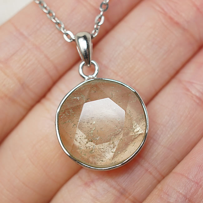 商品情報天然石リビアングラス（リビアンデザートグラス）素材シルバー925サイズ約15×15×7mm （バチカン含まず）約4g付属品ネックレスチェーン、ポーチ天然石製品について天然石製品の特徴として天然由来の傷やくぼみ、内包物やクラック等が含...