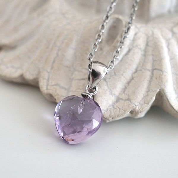 商品情報天然石アメジスト（紫水晶）素材シルバー925サイズ約10×10×7mm（バチカン含まず）重さ約1g付属品ネックレスチェーン、ポーチ天然石製品について・天然石製品の特徴として天然由来の傷やくぼみ、内包物やクラック等が含まれることがあり...