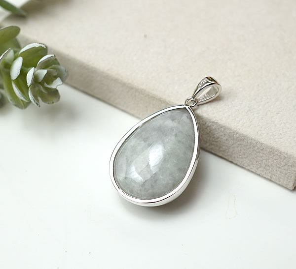 【一点物・希少色】ミャンマー産天然本翡翠 ラベンダー翡翠 硬玉 ジェダイト 翡翠輝石 ペンダント ネックレス 天然石 パワーストーン ひすい ヒスイ 本翡翠 ジェイド 5月の誕生石