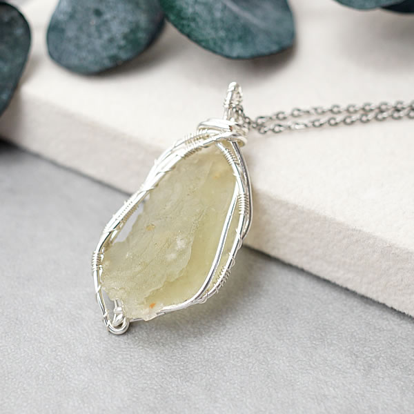 【一点物】リビアングラス ラフロック ワイヤー巻 ペンダント ネックレス 天然石 パワーストーン リビ..