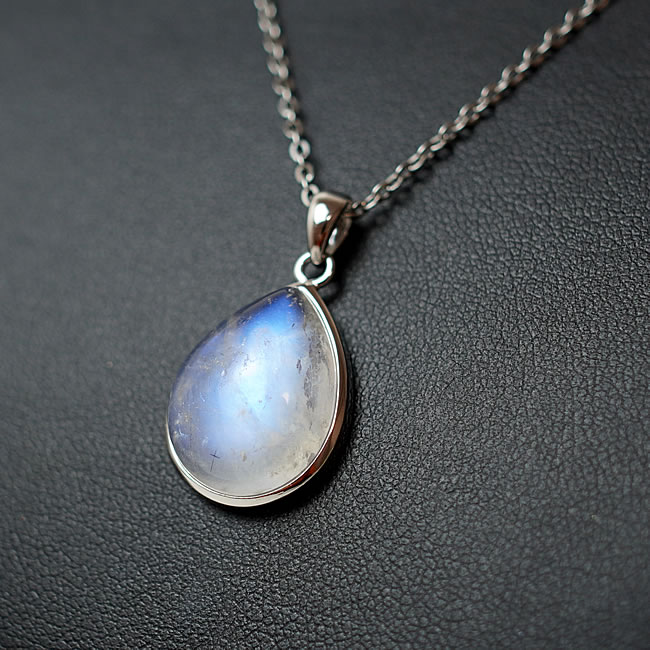 商品情報天然石ホワイトラブラドライト素材シルバー925サイズ約20×15×7mm（バチカン含まず）約4g付属品ネックレスチェーン、ポーチ天然石製品について天然石製品の特徴として天然由来の傷やくぼみ、内包物やクラック等が含まれることがあります。多少の天然由来のイメージ違い等による返品・交換は出来かねますことをご了承ください。備考できる限り実際の商品の色合いに近づけておりますが、モニター環境の発色の具合により色合いが多少異なることがございます。【一点物/最上級】ホワイトラブラドライトAAAAA（レインボームーンストーン）インド産 ペンダント ネックレス SV925 天然石 パワーストーン ドロップ型 6月の誕生石 チェーン付き ホワイトラブラドライト レインボームーンストーン ペンダント ネックレス 天然石 パワーストーン シルバー925 アクセサリー ステンレスチェーン ギフトラッピング無料 インド産のホワイトラブラドライト（通称名レインボームーンストーン）のペンダントです。発光する青いシラーが全体に見られる神秘的でとても美しいお品です。ラブラドライトは宇宙や未来の知恵を伝える石と言われ、ひとつの石の中に陰と陽を併せ持つと言われます。乱れた人間の感情をコントロールし、精神のバランスを図ります。ラブラドライトには宇宙をつかさどる力があるともされ、身につけると神経が研ぎ澄まされ、良いインスピレーションを受けることができるといわれます。ムーンストーンは月の力が宿る神石と伝えられています。月のバイブレーションと共鳴し、月が満ちていくときに愛情運が高まるといわれます。女性性をアップさせ、恋愛を成就に導き、幸福な結婚や家庭へ導くといわれます。 2