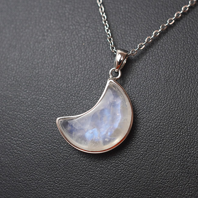 商品情報天然石ホワイトラブラドライト素材シルバー925サイズ約20×15×7mm（バチカン含まず）約4g付属品ネックレスチェーン、ポーチ天然石製品について天然石製品の特徴として天然由来の傷やくぼみ、内包物やクラック等が含まれることがあります。多少の天然由来のイメージ違い等による返品・交換は出来かねますことをご了承ください。備考できる限り実際の商品の色合いに近づけておりますが、モニター環境の発色の具合により色合いが多少異なることがございます。【一点物】ホワイトラブラドライトAAAAA（レインボームーンストーン）月 ペンダント ネックレス SV925 天然石 パワーストーン 6月の誕生石 チェーン付き ホワイトラブラドライト レインボームーンストーン ペンダント ネックレス 天然石 パワーストーン シルバー925 アクセサリー ステンレスチェーン ギフトラッピング無料 月の形をしたホワイトラブラドライト（通称名レインボームーンストーン）のペンダントです。発光する青いシラーが全体に見られる神秘的でとても美しいお品です。ラブラドライトは宇宙や未来の知恵を伝える石と言われ、ひとつの石の中に陰と陽を併せ持つと言われます。乱れた人間の感情をコントロールし、精神のバランスを図ります。ラブラドライトには宇宙をつかさどる力があるともされ、身につけると神経が研ぎ澄まされ、良いインスピレーションを受けることができるといわれます。ムーンストーンは月の力が宿る神石と伝えられています。月のバイブレーションと共鳴し、月が満ちていくときに愛情運が高まるといわれます。女性性をアップさせ、恋愛を成就に導き、幸福な結婚や家庭へ導くといわれます。 2