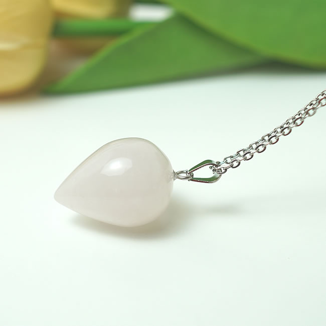 商品情報天然石ローズクォーツ素材ロジウムメッキサイズ約20×15mm前後 （バチカン含まず）付属品ネックレスチェーン、ポーチ天然石製品について天然石製品の特徴として天然由来の傷やくぼみ、内包物やクラック等が含まれることがあります。入荷時期等により色合いやサイズに個体差が生じる場合がございます。天然由来のイメージ違い等による返品・交換は出来かねますことをご了承ください。備考できる限り実際の商品の色合いに近づけておりますが、モニター環境の発色の具合により色合いが多少異なることがございます。ローズクォーツ ペンダント ペンデュラム型ネックレス 天然石 パワーストーン 紅水晶 恋愛 結婚 愛情 お守り チェーン付き ローズクォーツ ペンダント ネックレス 天然石 パワーストーン アクセサリー ステンレスチェーン ギフトラッピング無料 ローズクォーツは恋愛の石として有名です。愛と美の女神アフロディーテの石といわれ、愛と美を司る石です。恋愛成就や幸福な結婚を叶えるだけでなく、失恋などで傷付いた心を癒す効果もあるといわれています。持ち主の魅力を引き出し、内外両方の美しさを高めるといわれます。女性だけでなく、愛情不足の男性にも効果的だといわれています。 2