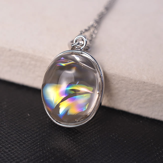 商品情報天然石アイリスクォーツ（レインボー水晶）素材シルバー925サイズ約20×18×13mm （バチカン含まず）約8g付属品ネックレスチェーン、ポーチ天然石製品について天然石製品の特徴として天然由来の傷やくぼみ、内包物やクラック等が含まれることがあります。多少の天然由来のイメージ違い等による返品・交換は出来かねますことをご了承ください。備考できる限り実際の商品の色合いに近づけておりますが、モニター環境の発色の具合により色合いが多少異なることがございます。【一点物/最上級】アイリスクォーツSA レインボー水晶 ブラジル産 虹り水晶 レインボークォーツ ペンダント ネックレス 天然石 パワーストーン 4月の誕生石 幸運 開運 レインボー水晶 アイリスクォーツ 虹り水晶 レインボークォーツ チェーン付き ペンダント ネックレス 天然石 パワーストーン シルバー925 アクセサリー ジュエリー ギフトラッピング ブラジル産のアイリスクォーツ(レインボー水晶)のペンダントです。美しい虹色が全面に広がる様子に感動していただけるお品です。レインボー水晶は水晶の成長過程で自然に出来る亀裂が放つ光が美しい虹色を生み出したものになり、虹色水晶とも呼ばれています。万能なお守りである水晶の効果に加え、レインボー水晶は幸運のパワーストーンとして知られます。チャンスや希望を与え、輝く明るい未来を授けます。 2