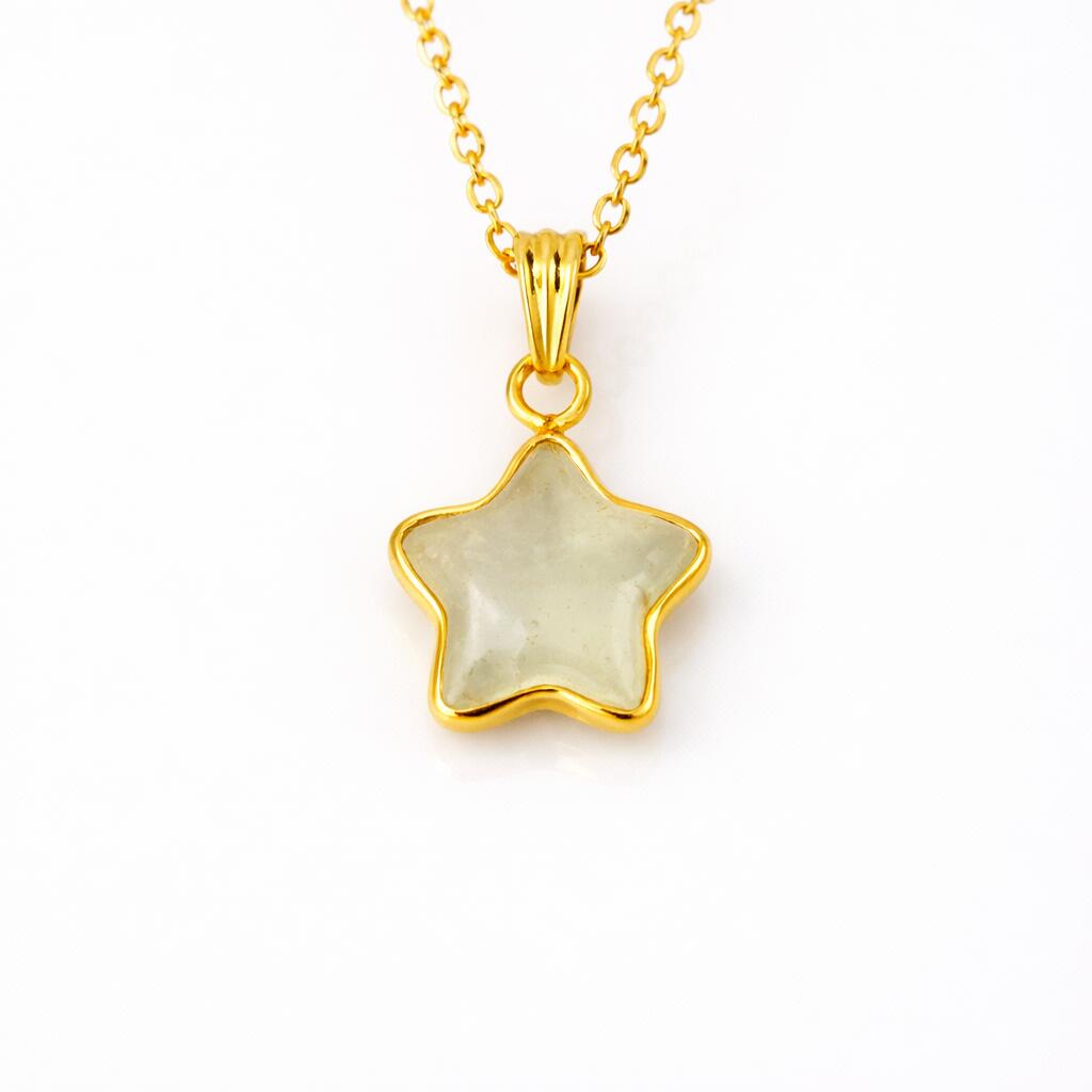 商品情報天然石リビアングラス（リビアンデザートグラス）素材シルバー925サイズ約15×15×7mm （バチカン含まず）付属品ネックレスチェーン、ポーチ天然石製品について天然石製品の特徴として天然由来の傷やくぼみ、内包物やクラック等が含まれることがあります。多少の天然由来のイメージ違い等による返品・交換は出来かねますことをご了承ください。備考できる限り実際の商品の色合いに近づけておりますが、モニター環境の発色の具合により色合いが多少異なることがございます。リビアングラス ネックレス ペンダント スター 星 天然ガラス 隕石 宇宙 インパクトガラス 天然石 パワーストーン 金運 開運 お守り つけっぱなし 18KGP レディース メンズ 運命を引き寄せる神秘の輝き。スター型のリビアングラスネックレス リビアングラスをスター型に仕上げたペンダントです。やわらかなイエローカラーに18KGPのゴールド枠が重なり、上品で高級感のある印象に仕上がっています。小ぶりで身につけやすく、日常使いにも取り入れやすいデザインで、胸元にさりげない存在感を添えてくれます。リビアンガラスは隕石衝突によって生まれたとされる神秘的な天然ガラスで、「変化と再生」「強い守護」の力を持つといわれています。持ち主の内側にある力を引き出し、前向きな変化を後押しするとされることから、人生の転機や新しい一歩を踏み出したい方のお守りとしても人気の天然石です。他の天然石もあわせてご覧ください。▼リビアングラスの商品一覧はこちら▼幸運・開運の天然石を見る▼一点物ペンダント一覧はこちら 2