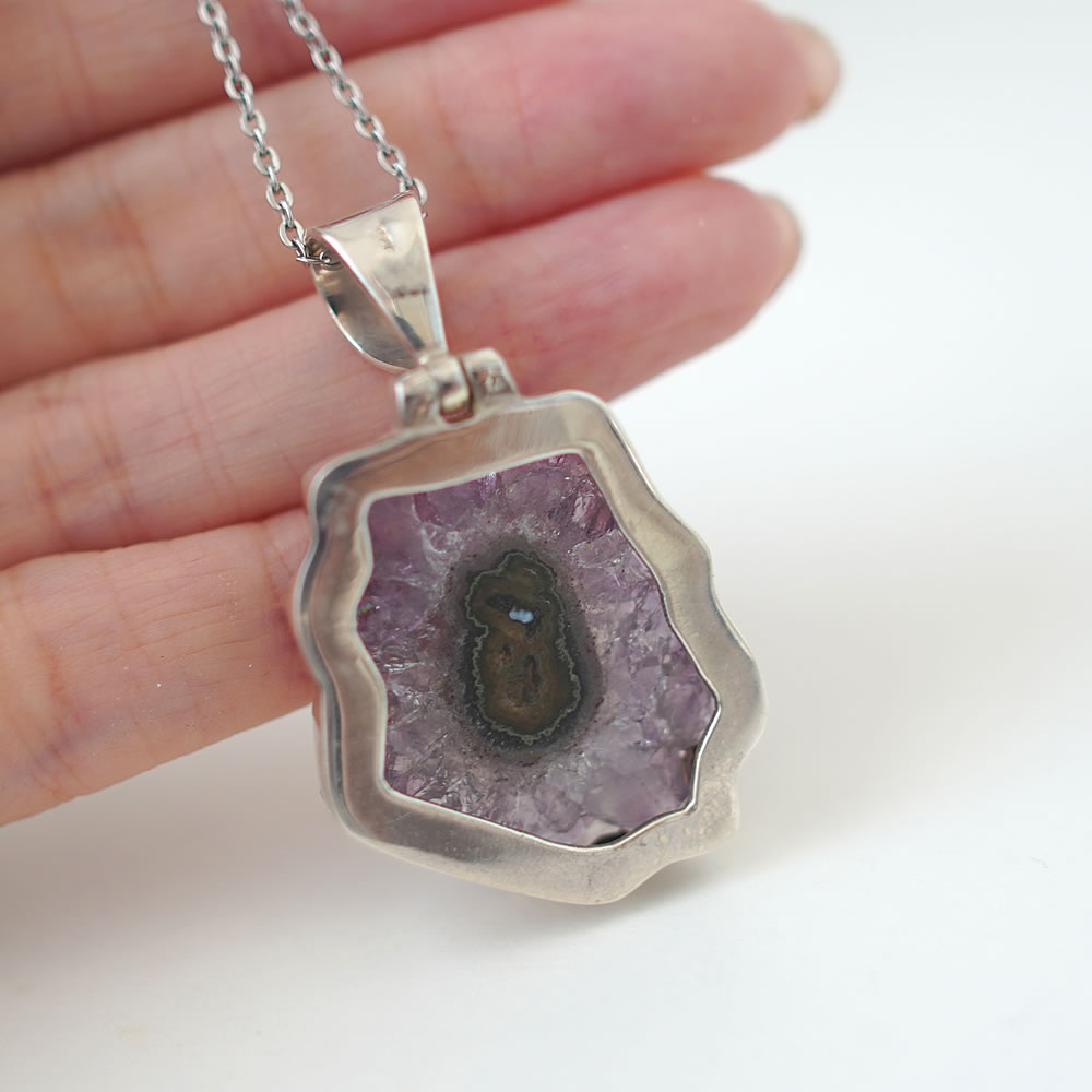 Ma Lina stone jewelryの【一点物/希少】アメジスト スライス ペンダント ネックレス スタラクタイト 鍾乳石 結晶 原石 紫水晶 天然石 パワーストーン 2月誕生石 癒し 安眠 精神安定 開運 お守り レディース メンズ ギフト｜アングル2